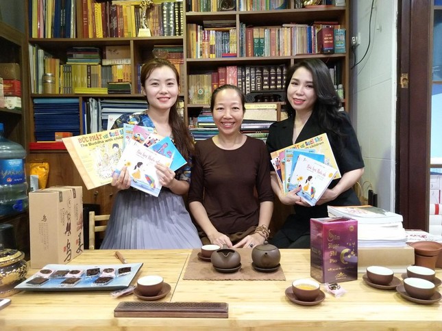 Chị Vũ Thị Xuân Quý (giữa) cùng các bạn đạo chuẩn bị sách, báo Phật giáo tặng tuyến đầu chống dịch