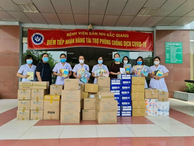 Chị Vũ Thị Xuân Quý đại diện trao quà, báo Giác Ngộ đến các điểm cách ly, điều trị Covid-19