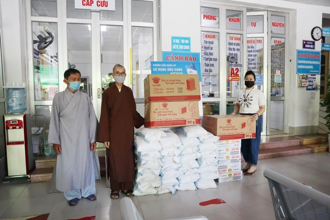 Chùa Từ Xuyên ủng hộ chương trình “Bữa cơm 0 đồng” của Bệnh viện Đa khoa tư nhân Hoàng An