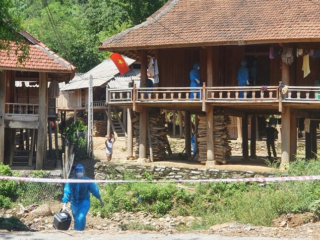 Lực lượng công an, y tế đã cử đoàn công tác tiếp tục thực hiện truy vết và lấy mẫu test nhanh tại bản Chăm Puông