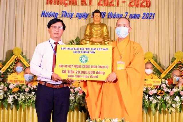 Đại diện Ban Dân vận Thị ủy, Ủy ban MTTQVN thị xã đón nhận sự trợ duyên từ Ban Trị sự Phật giáo thị xã Hương Thủy