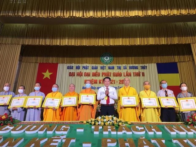 Nhận bằng tuyên dương công đức