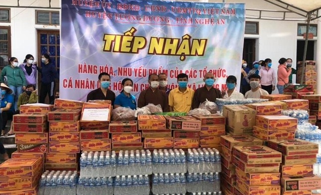 Chư Tăng chùa Diệc hỗ trợ vật chất, nhu yếu phẩm cho nhân dân bản Chăm Puông