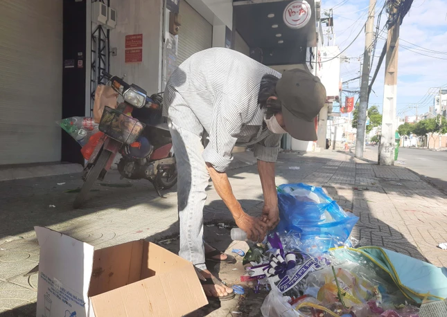 Ông Thu lượm ve chai trên đường Cách Mạng Tháng Tám, quận Tân Bình - Ảnh: Như Danh Ông Thu lượm ve chai trên đường Cách Mạng Tháng Tám, quận Tân Bình - Ảnh: Như Danh