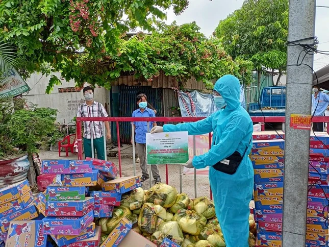 Các phần quà tại chốt cách ly, sau đó sẽ được chuyển đến cho bà con