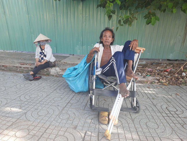 Ông Tư với chiếc xe lăn thiếu nợ của mình Ông Tư với chiếc xe lăn thiếu nợ của mình