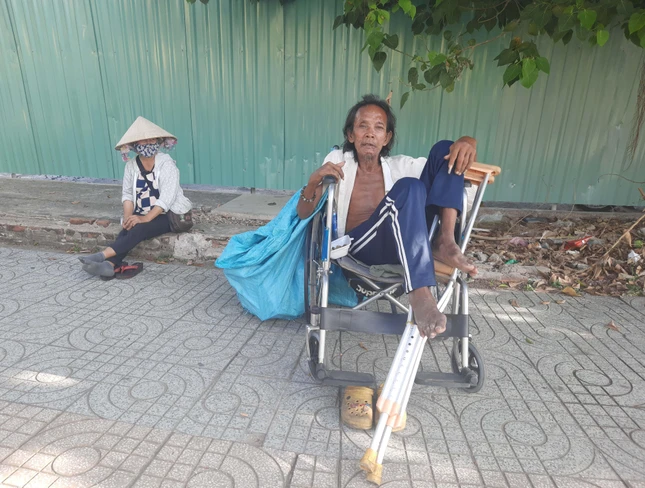 Ông Tư với chiếc xe lăn thiếu nợ của mình Ông Tư với chiếc xe lăn thiếu nợ của mình