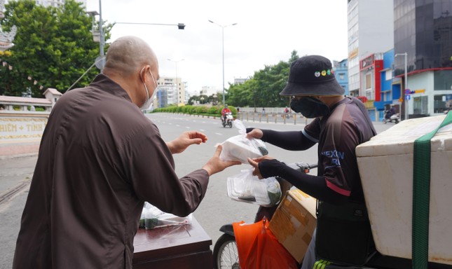 Tặng cơm chay miễn phí tại chùa Vĩnh Nghiêm - Ảnh: Như Danh Tặng cơm chay miễn phí tại chùa Vĩnh Nghiêm - Ảnh: Như Danh