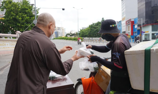 Tặng cơm chay miễn phí tại chùa Vĩnh Nghiêm - Ảnh: Như Danh Tặng cơm chay miễn phí tại chùa Vĩnh Nghiêm - Ảnh: Như Danh