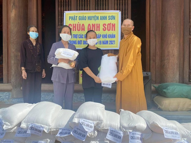 Người dân đến chùa Anh Sơn nhận gạo và nhu yếu phẩm