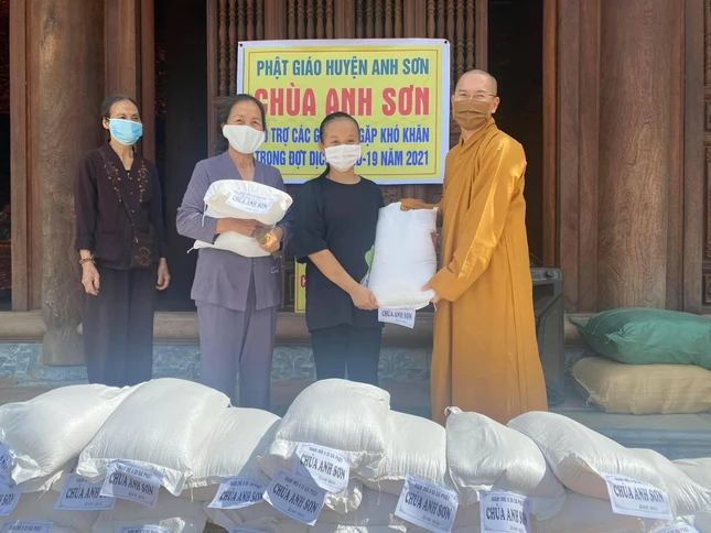 Người dân đến chùa Anh Sơn nhận gạo và nhu yếu phẩm