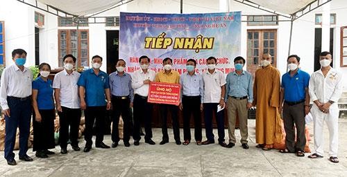 Đoàn trao số tiền hỗ trợ 100 triệu đồng cho 2 huyện Tương Dương và Kỳ Sơn