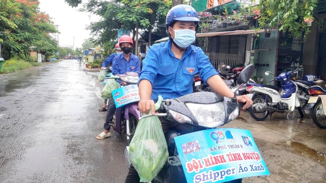 Đội tình nguyện "Shipper áo xanh"