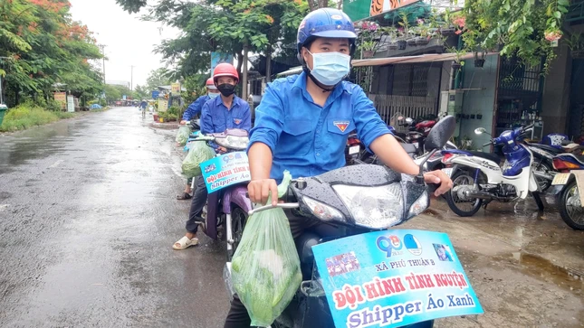 Đội tình nguyện "Shipper áo xanh"