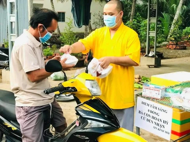 Đại đức Thích Thiện Phước phát phần điểm tâm cho người dân