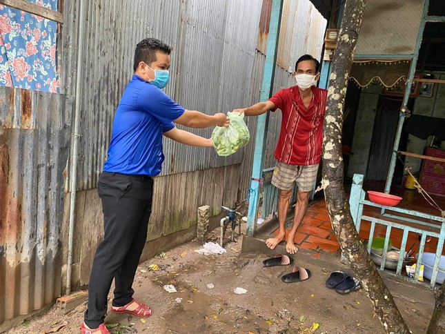 Các đoàn viên trao lương thực, thực phẩm tận nhà cho người dân có hoàn cảnh khó khăn