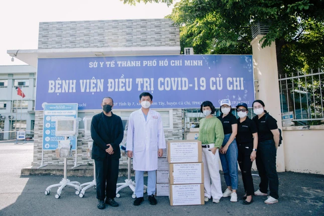 Đoàn "Sài Gòn thương nhau" tặng 3 chiếc máy Monitor 5 thông số theo dõi chỉ số sự sống cùng 1.000 chiếc khẩu trang N95 cho Bệnh viện Điều trị Covid-19 Củ Chi