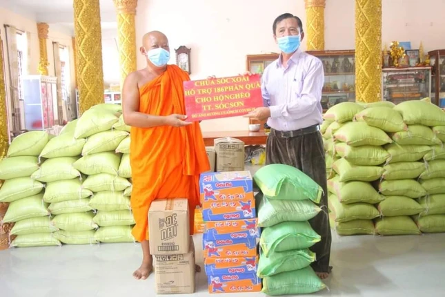 Thượng tọa Danh Phản tặng quà thị trấn Sóc Sơn