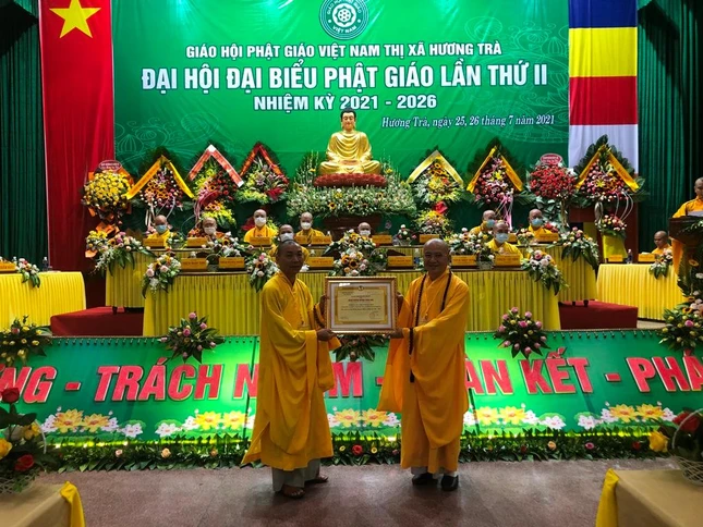 Cá nhân, tập thể nhận bằng tuyên dương công đức