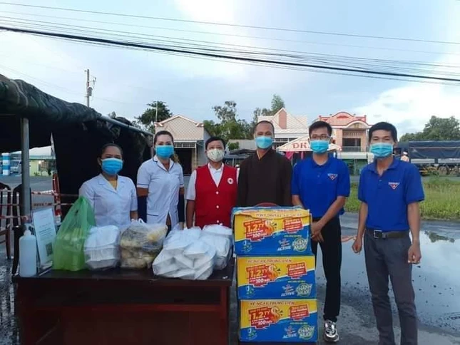Đại đức Thích Minh Phước tặng quà tại các chốt kiểm soát phòng chống dịch bệnh
