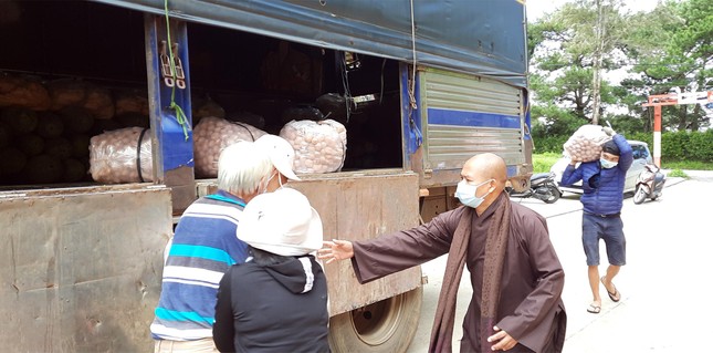 Đại đức Thích Vạn Trí có mặt tại nơi tập kết để động viên mọi người Đại đức Thích Vạn Trí có mặt tại nơi tập kết để động viên mọi người