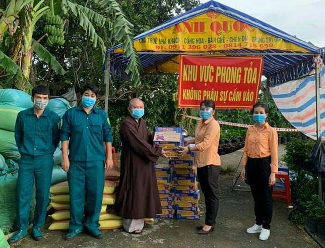 Thượng tọa Thích Chơn Trí trao quà tại khu cách ly phường An Hòa, TP.Sa Đéc