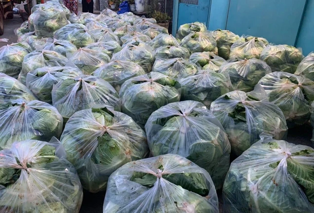 Hơn 2 tấn rau củ được chuyển đến các khu phong tỏa được nhóm "Tim yêu thương" hỗ trợ