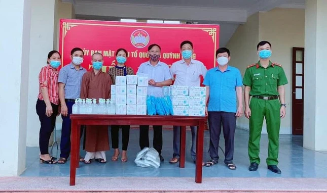 Trao kinh phí và vật tư y tế hỗ trợ công tác phòng chống dịch tại trụ sở Đảng ủy, UBND xã Sơn Hải