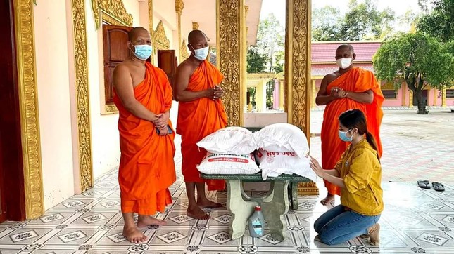 Cúng dường gạo đến các chùa Phật giáo Nam tông Khmer huyện Trà Cú Cúng dường gạo đến các chùa Phật giáo Nam tông Khmer huyện Trà Cú