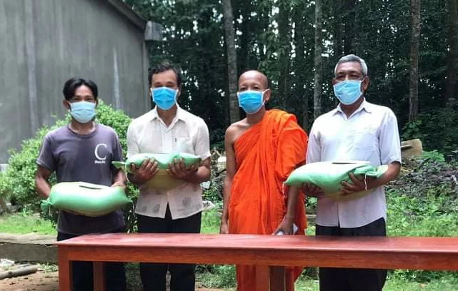 Đại đức Thạch Ka Ly trao quà cho bà con