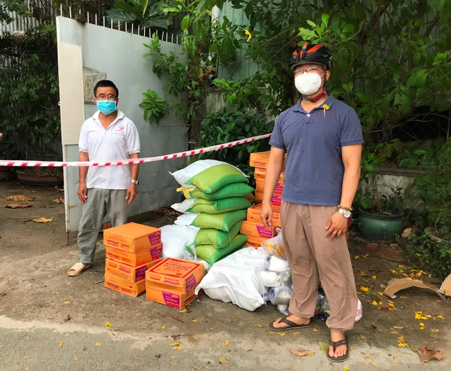 Phật tử Chánh Quán thay mặt Câu lạc bộ Viên Hạnh trao quà Phật tử Chánh Quán thay mặt Câu lạc bộ Viên Hạnh trao quà