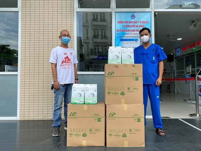 Đội tình nguyện viên máu sống Gia đình Phật tử Đà Nẵng tặng khẩu trang N95 cho y bác sĩ tuyến đầu chống dịch