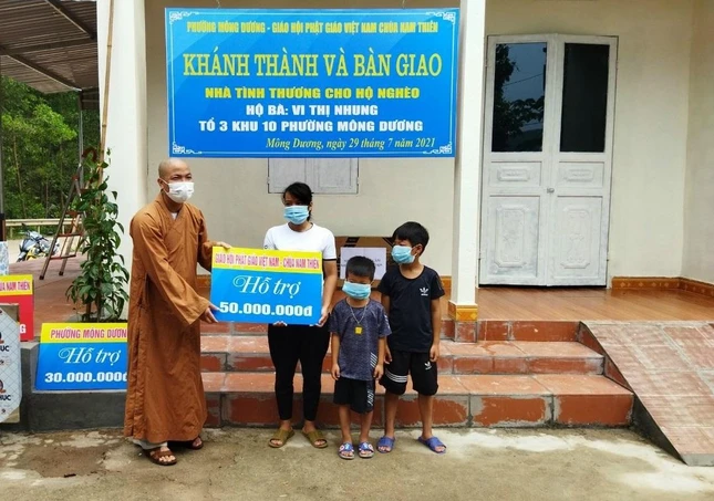 Đại đức Thích Minh Từ trao hỗ trợ 50 triệu đồng tới gia đình chị Vi Thị Nhung - Ảnh: TĐH