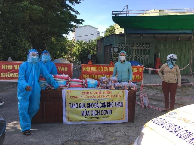 Chùa Phổ Hiền tặng quà cho bà con khó khăn mùa dịch Covid-19