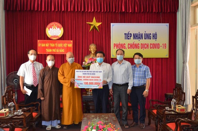 Ban Trị sự Phật giáo TP.Đà Nẵng trao 100 triệu đồng ủng hộ quỹ vắc-xin phòng chống Covid-19