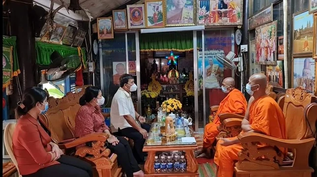 Đoàn công tác thăm hỏi chư Tăng chùa Âng