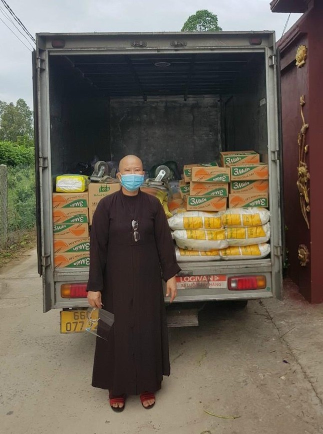 Sư cô Thích nữ Lệ Thành và chuyến xe hàng cứu trợ