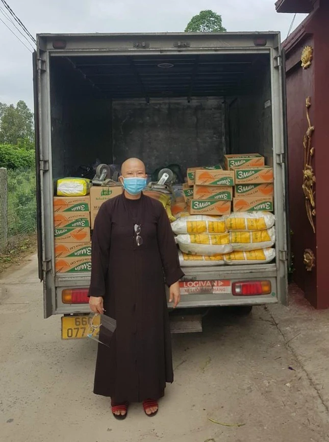 Sư cô Thích nữ Lệ Thành và chuyến xe hàng cứu trợ Sư cô Thích nữ Lệ Thành và chuyến xe hàng cứu trợ