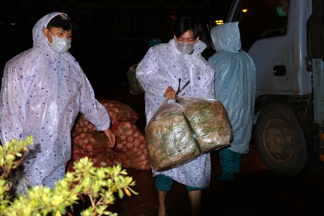 Miệt mài trong đêm mưa lạnh của Đà Lạt để chuyến hàng về kịp với người dân thành phố