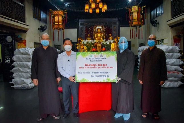 Ban Văn hóa TP.HCM trao quà tại chùa Vạn Phật, quận 5 Ban Văn hóa TP.HCM trao quà tại chùa Vạn Phật, quận 5
