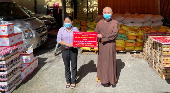 Thượng tọa Thích Huệ Công đại diện các tự viện, mạnh thường quân trao quà hỗ trợ Thượng tọa Thích Huệ Công đại diện các tự viện, mạnh thường quân trao quà hỗ trợ