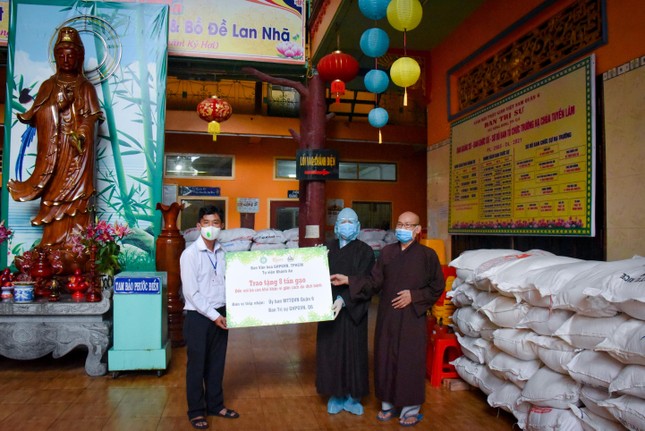 Ông Nguyễn Quốc Dương thay mặt Ủy ban MTTQVN quận 6 tiếp nhận những phần quà của Ban Văn hóa Phật giáo TP.HCM Ông Nguyễn Quốc Dương thay mặt Ủy ban MTTQVN quận 6 tiếp nhận những phần quà của Ban Văn hóa Phật giáo TP.HCM