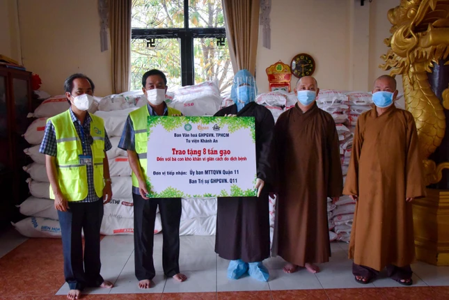 Thượng tọa Thích Trí Chơn thay mặt Ban Văn hóa TP.HCM trao quà đến đại diện Ủy ban MTTQVN quận 11 Thượng tọa Thích Trí Chơn thay mặt Ban Văn hóa TP.HCM trao quà đến đại diện Ủy ban MTTQVN quận 11