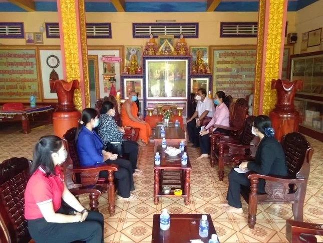 Đoàn thăm và tặng quà tại chùa Long Trường