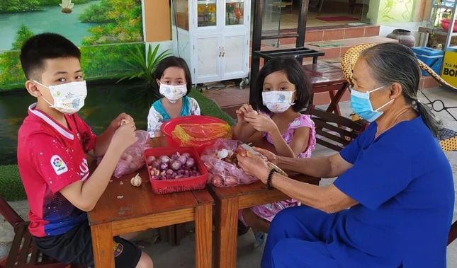 TP.HCM đến với người đồng bào bằng cái tâm khi họ gặp khó, họ cũng sẽ yêu thương người thành phố như vậy - Ảnh: Ni sư Huệ Dâng