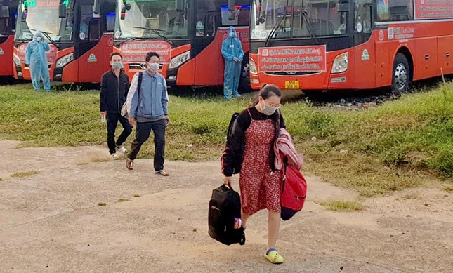 344 người dân Phú Yên ở TP.HCM được đưa về quê trách dịch, sáng 27-7 - Ảnh: An Phước 344 người dân Phú Yên ở TP.HCM được đưa về quê trách dịch, sáng 27-7 - Ảnh: An Phước