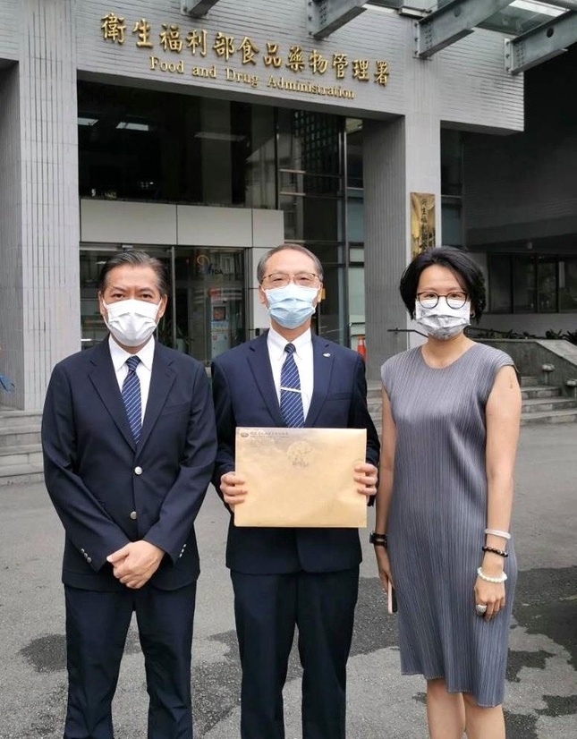 Các lãnh đạo của Hội Từ Tế nộp hồ sơ mua vắc-xin