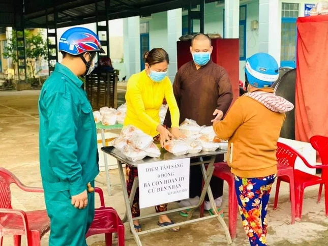 Chùa Long Phước phát điểm tâm cho bà con khó khăn