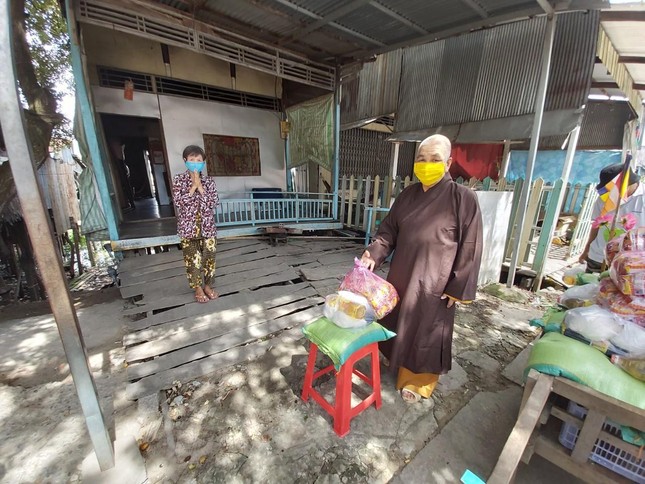 Hòa thượng Thích Huệ Minh đến tận nhà trao quà cho người dân