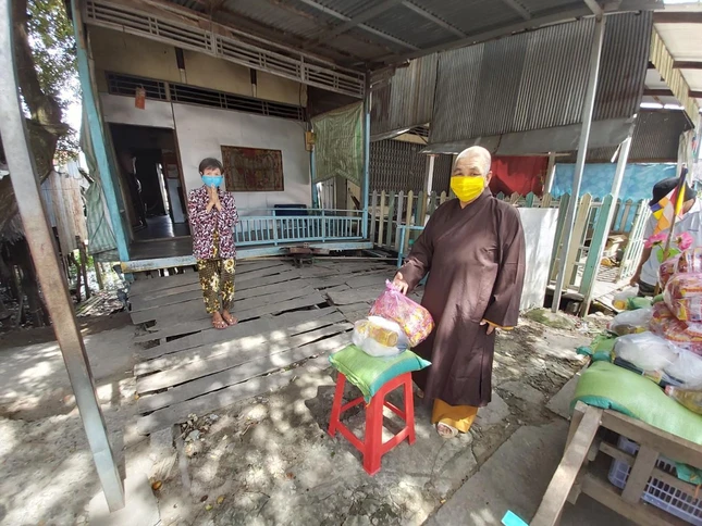 Hòa thượng Thích Huệ Minh đến tận nhà trao quà cho người dân